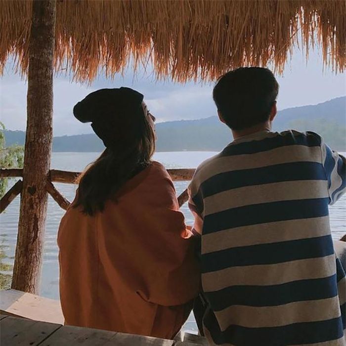 Để người ấy thấy bạn đi cùng những anh chàng khác.Hãy cho họ thấy nàng trò chuyện và giao du với cả những người bạn cùng giới và khác giới. Họ cần thấy rằng nàng còn có những lựa chọn khác . Điều này sẽ khiến nàng trở nên hấp dẫn hơn.
