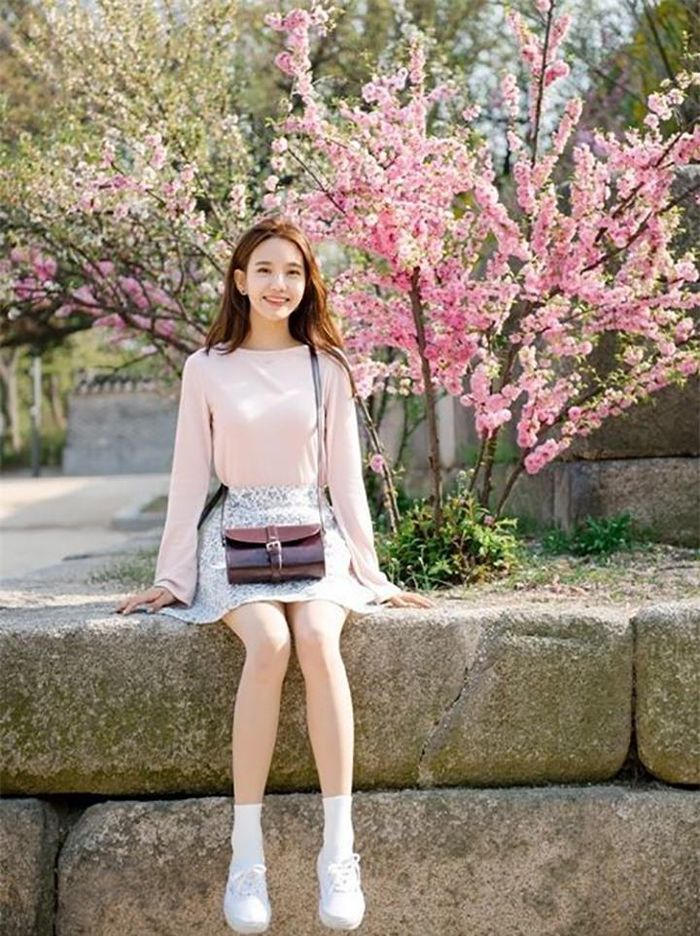Tử tế. Hầu hết phụ nữ đều mong muốn lúc nào mình cũng xuất hiện với diện mạo hoàn hảo trước mắt cánh mày râu. Nhưng trên thực tế, chị em nên biết rằng điều thực sự thu hút đối với đàn ông phải là tính cách và tâm hồn của người phụ nữ. Bạn có thể không xinh đẹp, không có cơ thể “bốc lửa” nhưng nếu bạn có một tâm hồn đẹp, một trái tim biết yêu thương thì chắc chắn các chàng sẽ tự đổ bạn mà thôi.
