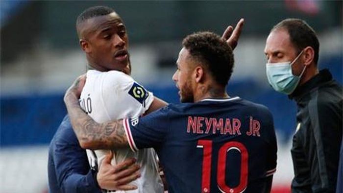 Neymar suýt đánh nhau với Tiago Djalo của Lille trong đường hầm.