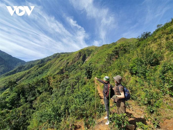Khoảng 8h sáng, đoàn bắt đầu chinh phục những con dốc đầu tiên. Hành trình kéo dài cả ngày, ăn trưa trên núi và hạ trại nghỉ đêm ở độ cao 2.400m.