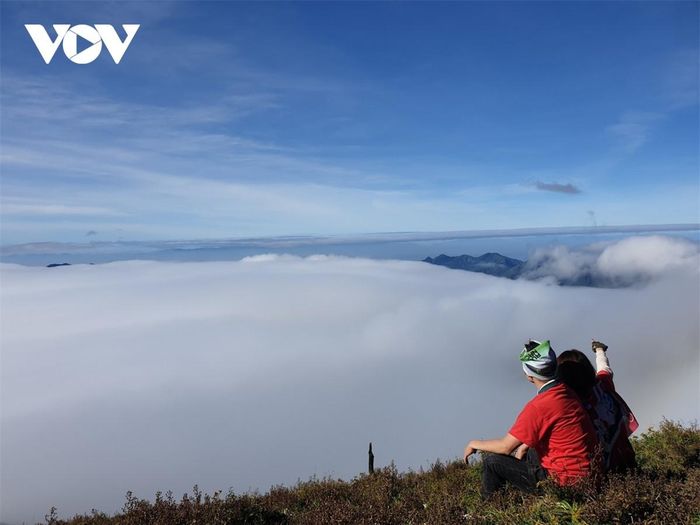 Trên đỉnh núi thường khá lạnh, có gió và mưa nhẹ; nhưng kiên trì chờ đợi đến khi mặt trời lên cao sẽ thấy rõ biển mây và đôi khi cả cầu vồng tuyệt đẹp. Khoảng 9h du khách bắt đầu xuống núi, có mặt ở chân núi vào buổi chiều để kịp trở lại Hà Nội lúc 23h.