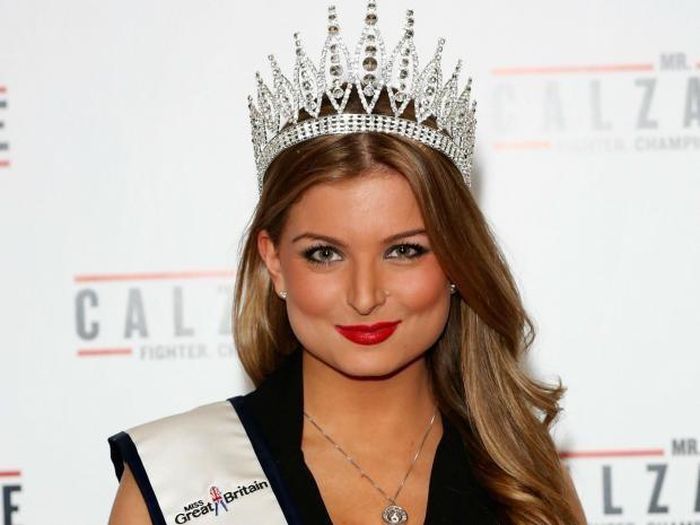  Một năm sau đăng quang, Zara Holland - người đẹp đăng quang Miss Great Britain 2015 chính thức bị tước vương miện. Cụ thể, khi tham dự show thực tế Love Island, Holland đã ân ái với bạn chơi ngay trên sóng truyền hình. Đây chính là quyết định sai lầm nhất trong sự nghiệp của cô. Sau đó, người đẹp đã khóc nhiều vì sự cố. 