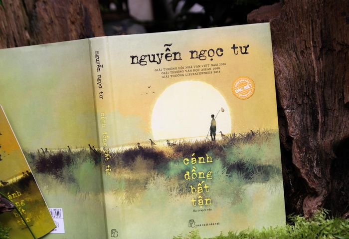 Truyện vừa Cánh đồng bất tận, được chuyển thể thành phim năm 2010 với tên gọi The Floating Lives, đã được dịch và xuất bản ở Hàn Quốc, Trung Quốc, Pháp, Đức, Thụy Điển, và nhận được nhiều lời khen ngợi. Tác phẩm đã đem về cho Nguyễn Ngọc Tư Giải thưởng Hội nhà văn Việt Nam 2006, Giải thưởng Văn học ASEAN 2008, Giải thưởng LiBeraturpreis của Đức năm 2018.