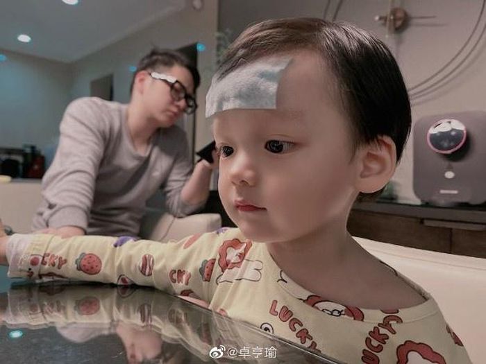  Hình ảnh hiếm hoi về chồng con được Trác Hưởng Du đăng tải. Hiện tại, cô không còn mặn mà với các hoạt động nghệ thuật, trở thành bà nội trợ chăm lo cho gia đình. Khán giả dành nhiều lời khen cho con trai Trác Hưởng Du. Cậu bé được nhận xét có vẻ ngoài đáng yêu với đôi mắt to tròn long lanh, mũi cao thẳng. 
