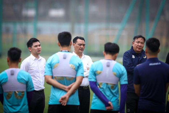 Chiều 5/4, CLB Hà Nội có buổi tập trên sân Liên đoàn Bóng đá Việt Nam (VFF). Ngay trước đó, Ban kỷ luật VFF vừa ra 3 án phạt cho CLB thủ đô. Việt Anh, Văn Quyết lần lượt bị cấm 3 và 2 trận, CLB bị phạt 2 triệu đồng do 5 cầu thủ bị thẻ vàng ở trận đấu với Đà Nẵng.