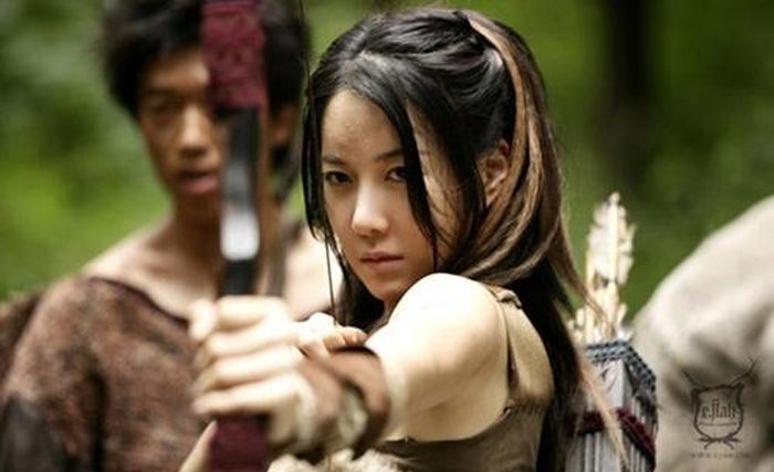  Ngay ở vai diễn đầu tay, Lee Ji Ah đã có may mắn sánh vai với "ông hoàng Hallyu" Bae Yong Joon và đóng chính trong bom tấn màn ảnh Hàn thời điểm bấy giờ Thái vương tứ thần ký (2007). Gương mặt ăn hình, diễn xuất ổn và tinh thần chịu khó, không ngại xấu ngại cực khi phải tập đi đứng, ăn nói giống đàn ông cũng như phải học bắn cung, cưỡi ngựa, đấu kiếm, đánh đấm... giúp "bà cả" phim Penthouse được đánh giá rất cao. Nhờ vai diễn này, cô trở thành đả nữ màn ảnh, tên tuổi vụt sáng lên hàng sao.