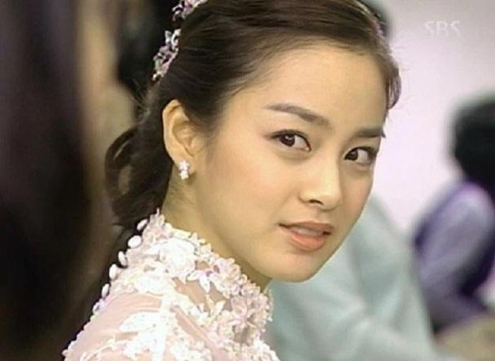  Năm 2003, Kim Tae Hee có vai diễn phản diện đầu tiên trên màn ảnh. Sự độc ác của nhân vật Han Yoo Ri do cô thủ diễn trong Nấc thang lên thiên đường, giúp Kim Tae Hee một bước thành sao. Diễn xuất tự nhiên, biểu cảm gương mặt đa dạng, đặc biệt là ánh mắt sắc lạnh của người đẹp My Princess giúp lột tả thành công một Han Yoo Ri đanh đá, thủ đoạn. 