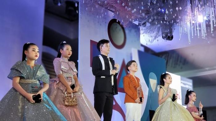 NTK Đắc Ngọc cùng các gương mặt đại diện của Đại hội Siêu mẫu nhí 2021