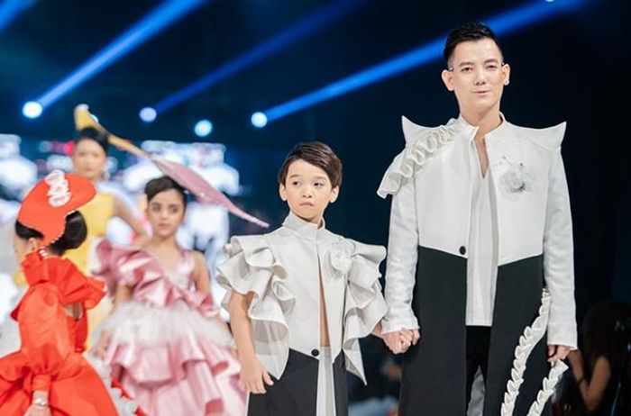 NTK Đắc Ngọc bên cạnh mẫu nhí tại Vie Fashion Week 2019 ở Dubai