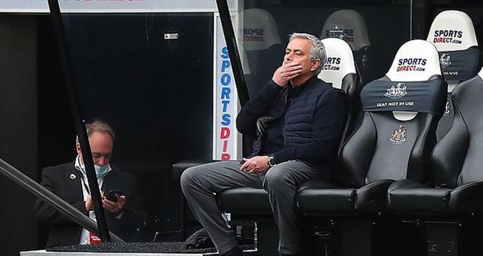 Mourinho thể hiện sự bất lực trên băng ghế chỉ đạo