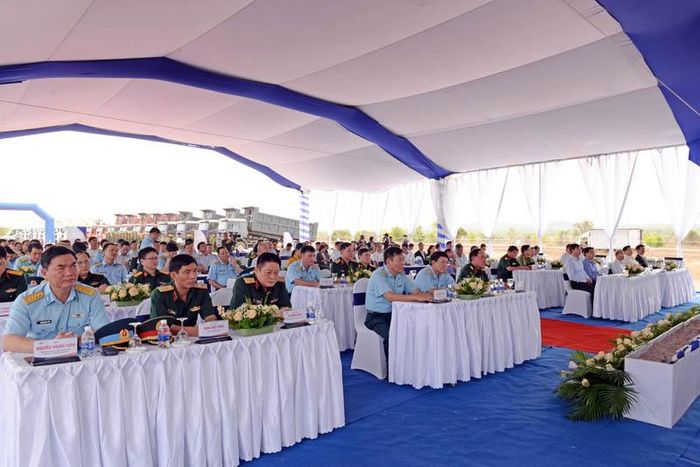 Các đại biểu tham dự buổi lễ. 