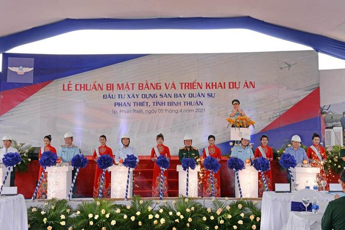 Các đại biểu bấm nút khởi công dự án. 