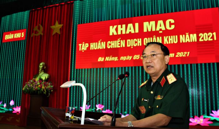 Trung tướng Thái Đại Ngọc, Ủy viên Trung ương Đảng, Tư lệnh Quân khu 5 phát biểu khai mạc lớp tập huấn.