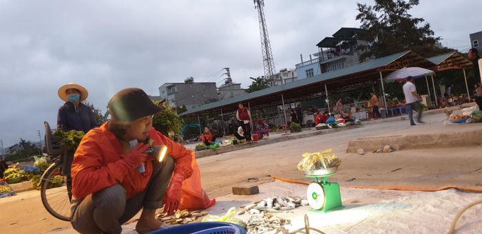 Những chiếc đèn pin là vật bất ly thân của người bán hàng tại chợ