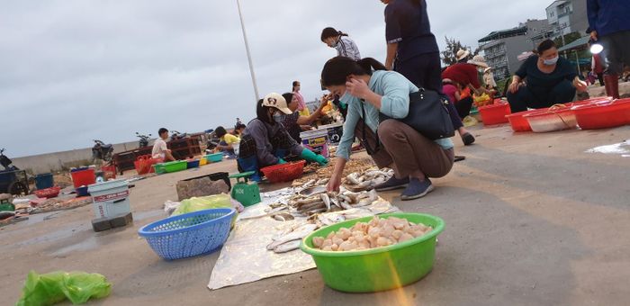 Hải sản tại chợ chủ yếu là sản phẩm do bà con ngư dân trên đảo đi làm đêm về, nhà dùng không hết mang bán