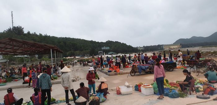 Chợ quan Lạn lúc mặt trời lên