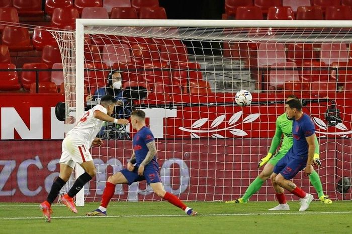 Tình huống Acuna đánh đầu ghi bàn duy nhất của trận đấu, sau pha kiến tạo của Jesus Navas