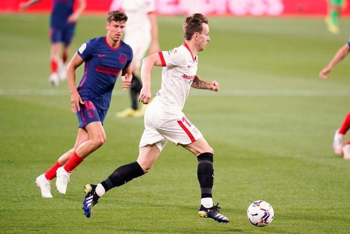Tiền vệ Ivan Rakitic (áo trắng) nhiều lần khiến Atletico khốn khổ