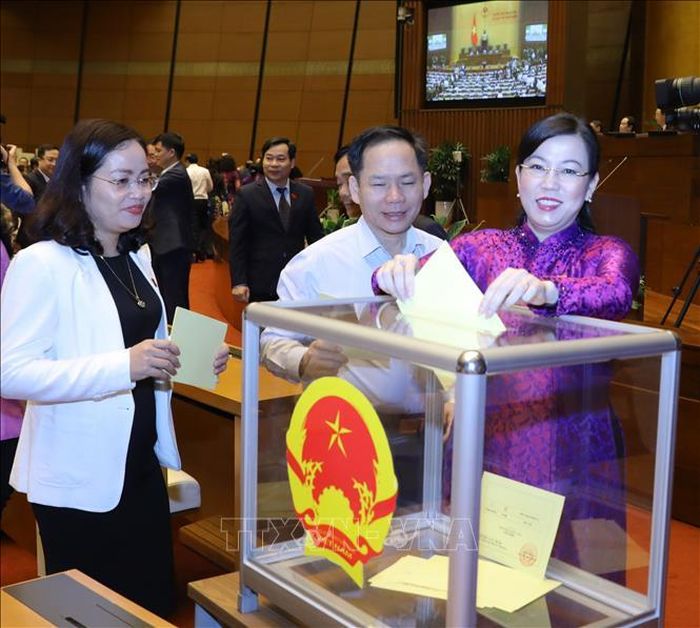 Các đại biểu Quốc hội bỏ phiếu bầu Thủ tướng Chính phủ. Ảnh: Văn Điệp/TTXVN