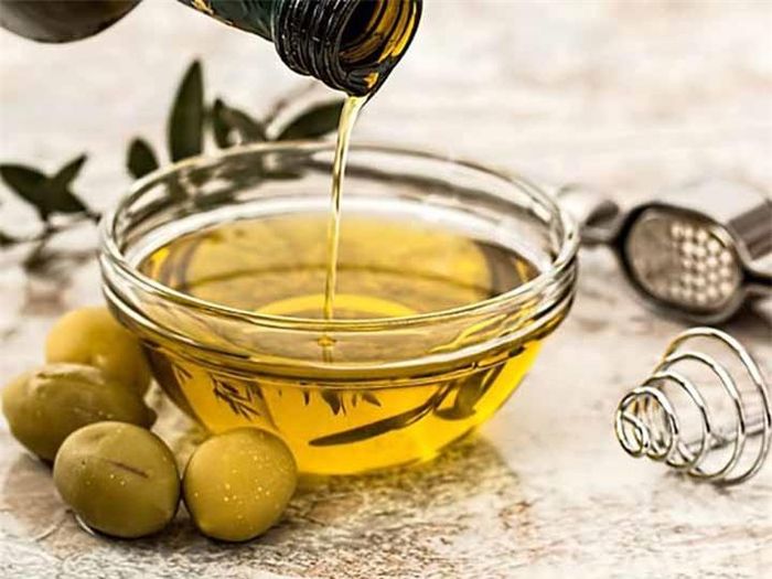 Lá ổi với dầu ô liu cho tóc khô: Đun sôi 5-6 lá ổi trong 10 phút. Sau đó, đặt nồi để nguội rồi trộn với 2 muỗng canh dầu ô liu. Gội đầu với hỗn hợp này và để nguyên khoảng 30 phút, sau đó gội lại bằng dầu gội đầu. Bạn có thể khắc phục tóc khô bằng phương pháp này.