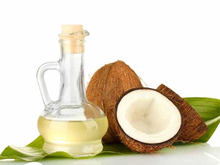 Chăm sóc mái tóc xoăn: Lấy 2 muỗng cà phê bột lá ổi và trộn với 3 muỗng canh dầu dừa. Bôi hỗn hợp lên tóc và sau 30 phút, gội lại bằng dầu gội thông thường.