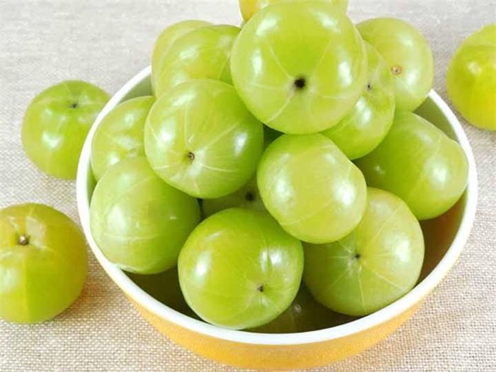 Lá ổi với dầu Amla trị rụng tóc: Trộn 1 muỗng cà phê bột lá ổi với 2 muỗng canh dầu Amla. Nhẹ nhàng massage toàn bộ vùng da đầu và để ở đó trong 30 phút. Làm sạch đầu bằng dầu gội thông thường. Bạn có thể ngăn ngừa rụng tóc bằng cách sử dụng hỗn hợp này tự chế này một lần mỗi tuần.
