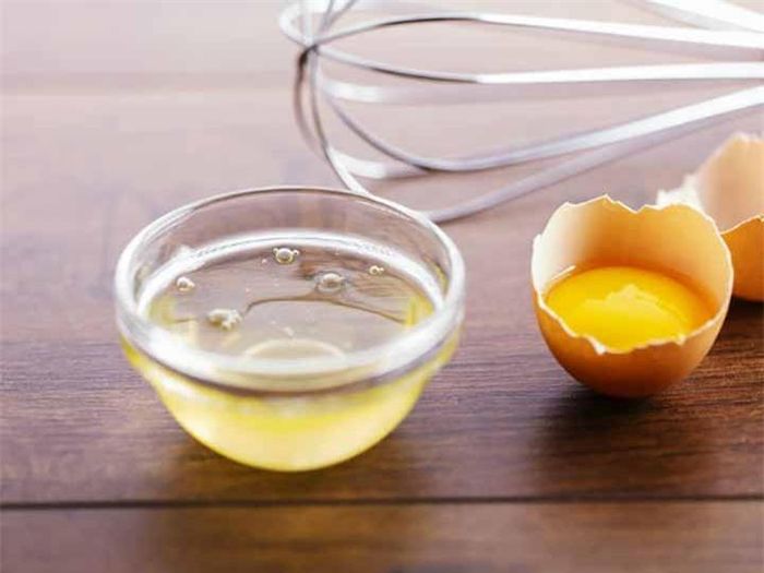 Lá ổi với lòng trắng trứng cho tóc khô: Trộn 2-3 muỗng cà phê bột lá ổi với lòng trứng trắng. Bôi hỗn hợp lên vùng da đầu và để ở đó trong 40 phút. Rửa sạch lại bằng nước ấm và dầu gội thông thường. Dùng phương pháp này hàng tuần để có hiệu quả tốt nhất.