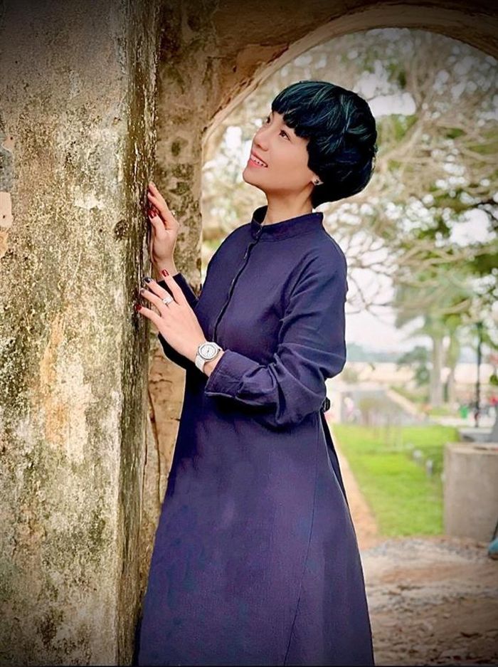 - Con trai chị có bao giờ nhắc chị chuyện chồng con không? 