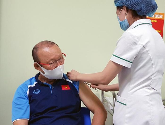 "Thầy Park" được tiêm vắc-xin COVID-19
