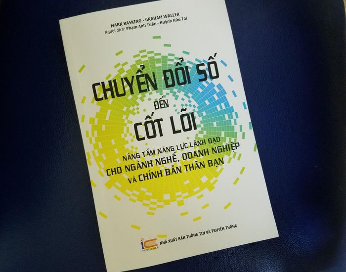 Sách Chuyển đổi số đến cốt lõi. Ảnh: Huế Trần.