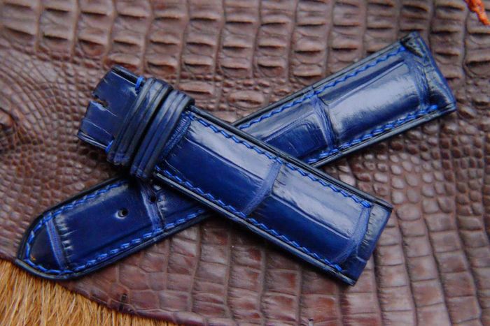 Các đường vân trên dây da cá sấu thật không tuân theo trật tự. Ảnh: hdstraps.