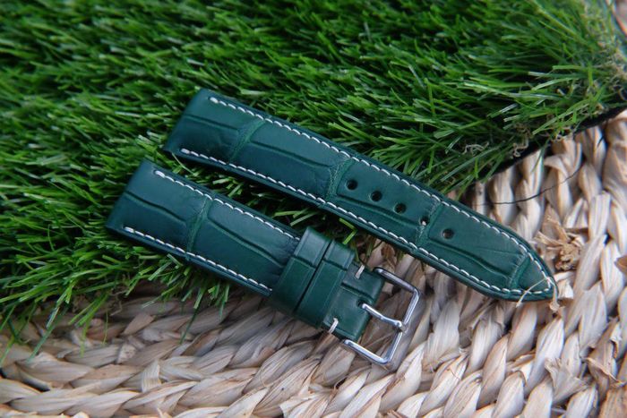 Bạn nên kiểm tra đường chỉ và những chỗ gấp để xác thực độ chính hãng của sản phẩm. Ảnh: hdstraps.