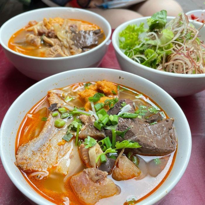 Bún bò là món không thể bỏ qua ở thiên đường ẩm thực Huế. Ảnh: Torr.dailylife.