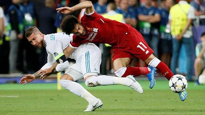 Ramos kéo Salah khiến cầu thủ này bị chấn thương bả vai