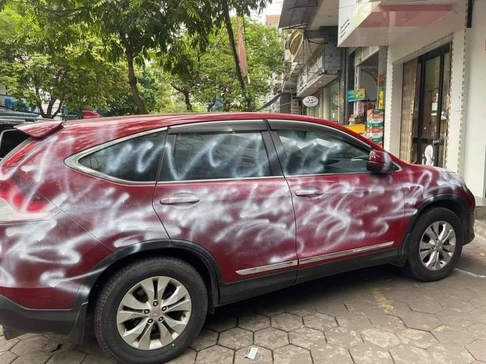 "Thay vì tự sơn bác nên đăng bài lên vài hội nhóm để cho "con zời" đến xử lý hộ, thì có bắt đền vào mắt", "ra mua cuốn băng keo dính, dính quanh xe luôn cho bõ bực",...nhiều dân mạng nhanh chóng hiến kế cho chủ nhà để trừng trị tài xế thay vì xịt sơn lên xe. Ảnh: Quốc Bình, Oanh Lê/ OFFB