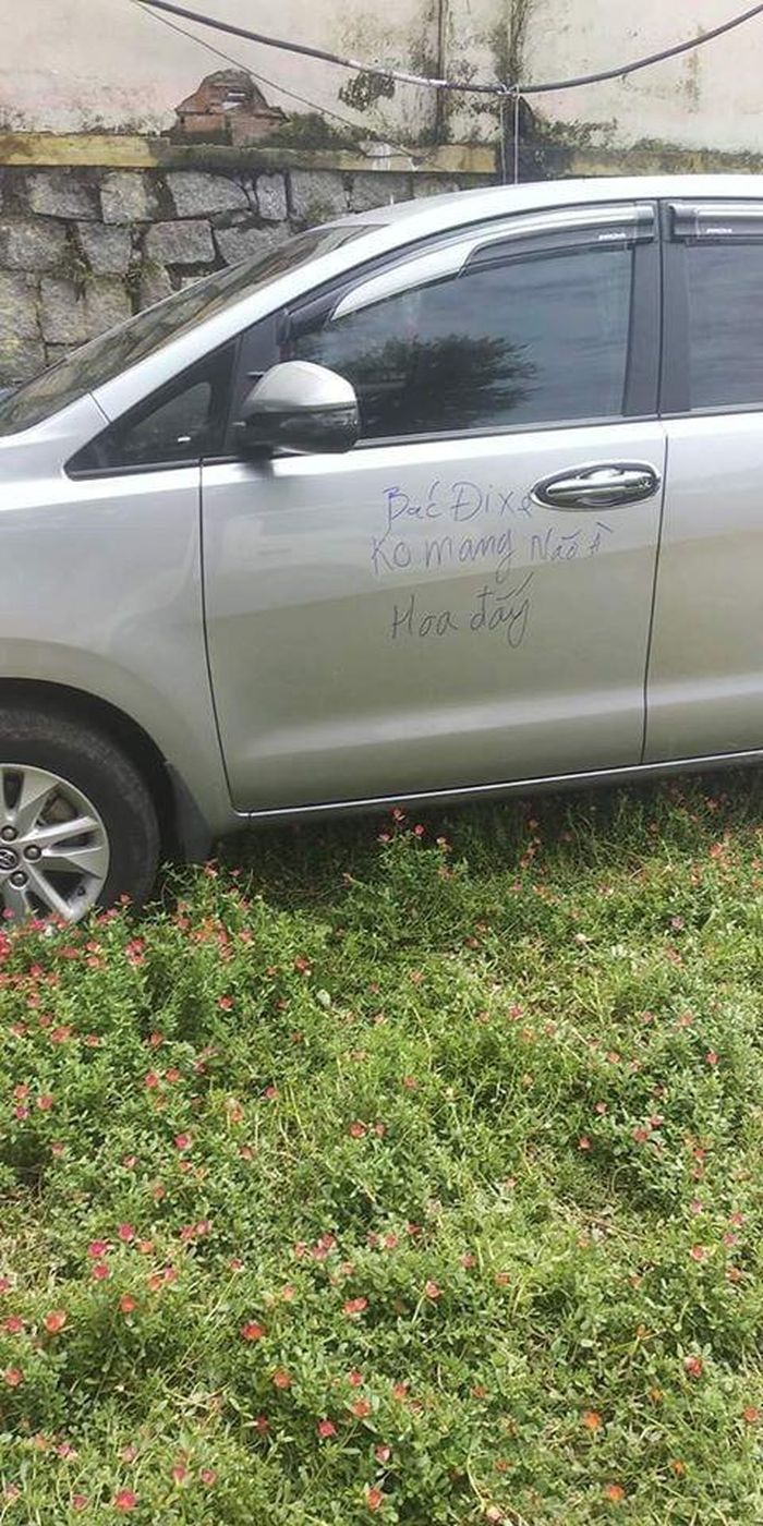 Trước đó trên MXH, không ít lần các dân mạng phải tá hỏa khi chứng kiến những màn chừng phạt các tài xế đỗ xe vô ý thức. Điểm chung của những vụ việc trên là kết cục chẳng tốt đẹp cho các xế hộp.