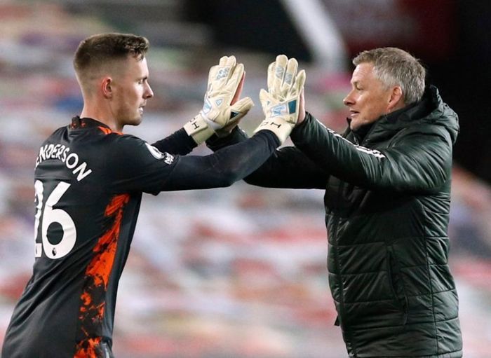 Henderson nắm bắt tốt cơ hội lúc De Gea vắng mặt