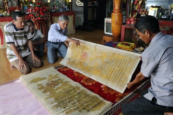 Các sắc phong tại điện thờ Thánh mẫu Thiên Y A Na (phường Hương An, thị xã Hương Trà) được phục chế trên giấy dó. (Ảnh: Đỗ Trưởng/TTXVN)