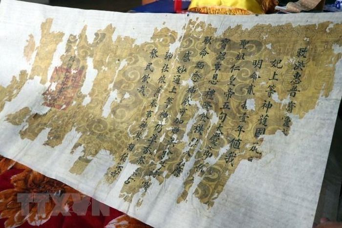 Những năm qua, Trung tâm Bảo tồn di tích Cố đô Huế đã giúp đỡ nhiều ngôi làng trên địa bàn tỉnh trong việc phục hồi, tư vấn bảo quản, số hóa nhằm lưu giữ nguồn di sản tư liệu Hán Nôm quý trong dân gian. (Ảnh: Đỗ Trưởng/TTXVN)