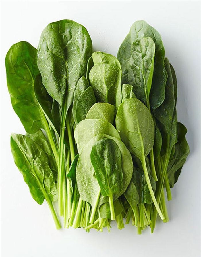 Rau chân vịt (cải bó xôi) chứa chất lutein và xeaxanthin có khả năng miễn dịch quan trọng giúp cho mắt khỏe mạnh.