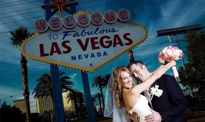 Khoảng 300 cặp vợ chồng kết hôn ở Las Vegas mỗi ngày.