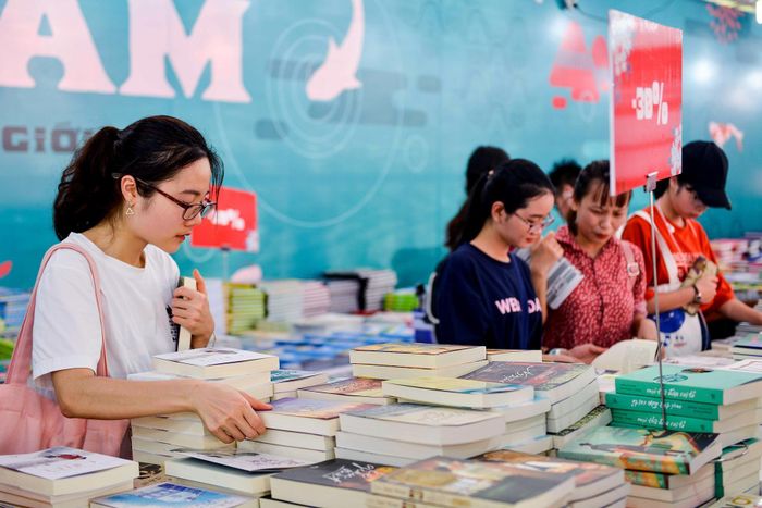  Bạn trẻ tham dự hội sách mừng Ngày sách Việt Nam lần thứ 6 tại Hà Nội. Ảnh: Hoàng Đông. 