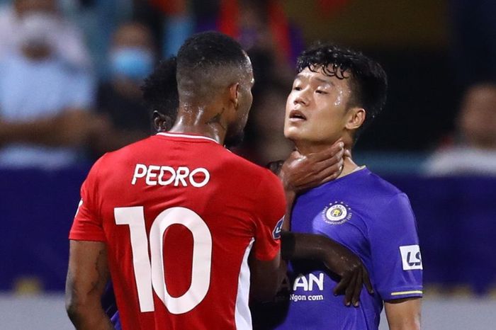  Sự chắc chắn của các cầu thủ phòng ngự CLB Hà Nội khiến Pedro tỏ ra khó chịu. Anh đưa tay lên cổ Thành Chung để dằn mặt. Trung vệ đội chủ nhà sinh năm 1996, ít hơn Pedro 2 tuổi. 