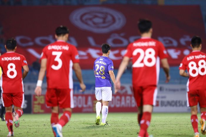  CLB Hà Nội dồn lên tấn công với áp lực khủng khiếp dành cho hàng thủ đội Viettel. Đầu hiệp 2, Pedro được HLV Trương Việt Hoàng rút ra nghỉ để ưu tiên cho thế trận phòng ngự. Sau 90 phút, CLB Viettel đánh bại Hà Nội với tỷ số 1-0. 