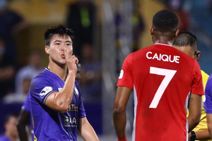  Phát hiện Caique Lemes có ý muốn can thiệp vào quyết định của trọng tài, Đỗ Duy Mạnh liền tỏ ý ngăn cản. 