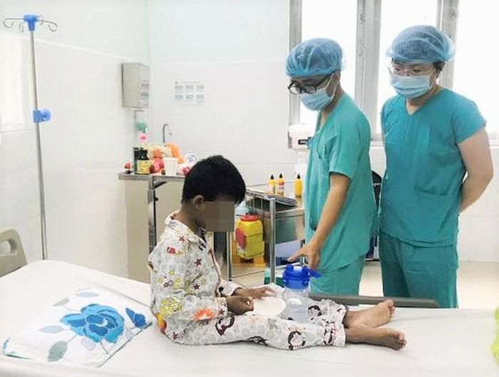 Hiện sau ghép thận bé đã có nước tiểu trở lại, ăn uống ngon miệng