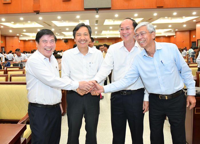 Các đồng chí lãnh đạo TPHCM và Thứ trưởng Bộ Nội Vụ Trần Anh Tuấn tại hội nghị. Ảnh: VIỆT DŨNG
