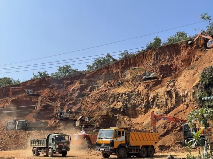 Ngọn núi nhanh chóng bị phá hủy bởi các phương tiện cơ giới