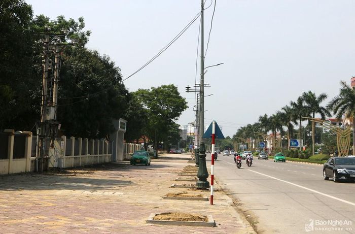 Để cải tạo mương trên Đại lộ Lênin (TP. Vinh), cây xanh cũ bị chuyển đi nhưng sau khi mương làm xong vẫn chưa được trồng lại. Ảnh: Nguyễn Hải