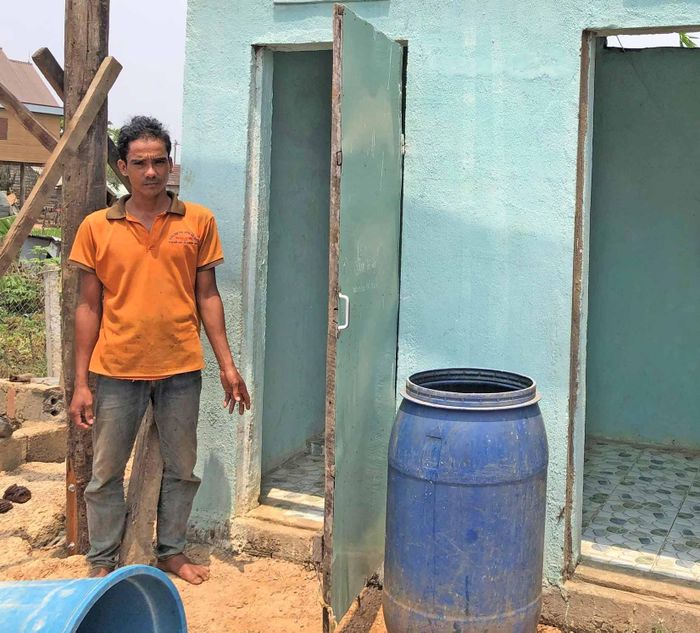 Anh Ksor Ri Na (thôn Plei Tăng A, xã Ia Ake) dành hơn 10 triệu đồng xây nhà tắm, nhà tiêu hợp vệ sinh. Ảnh: Anh Huy